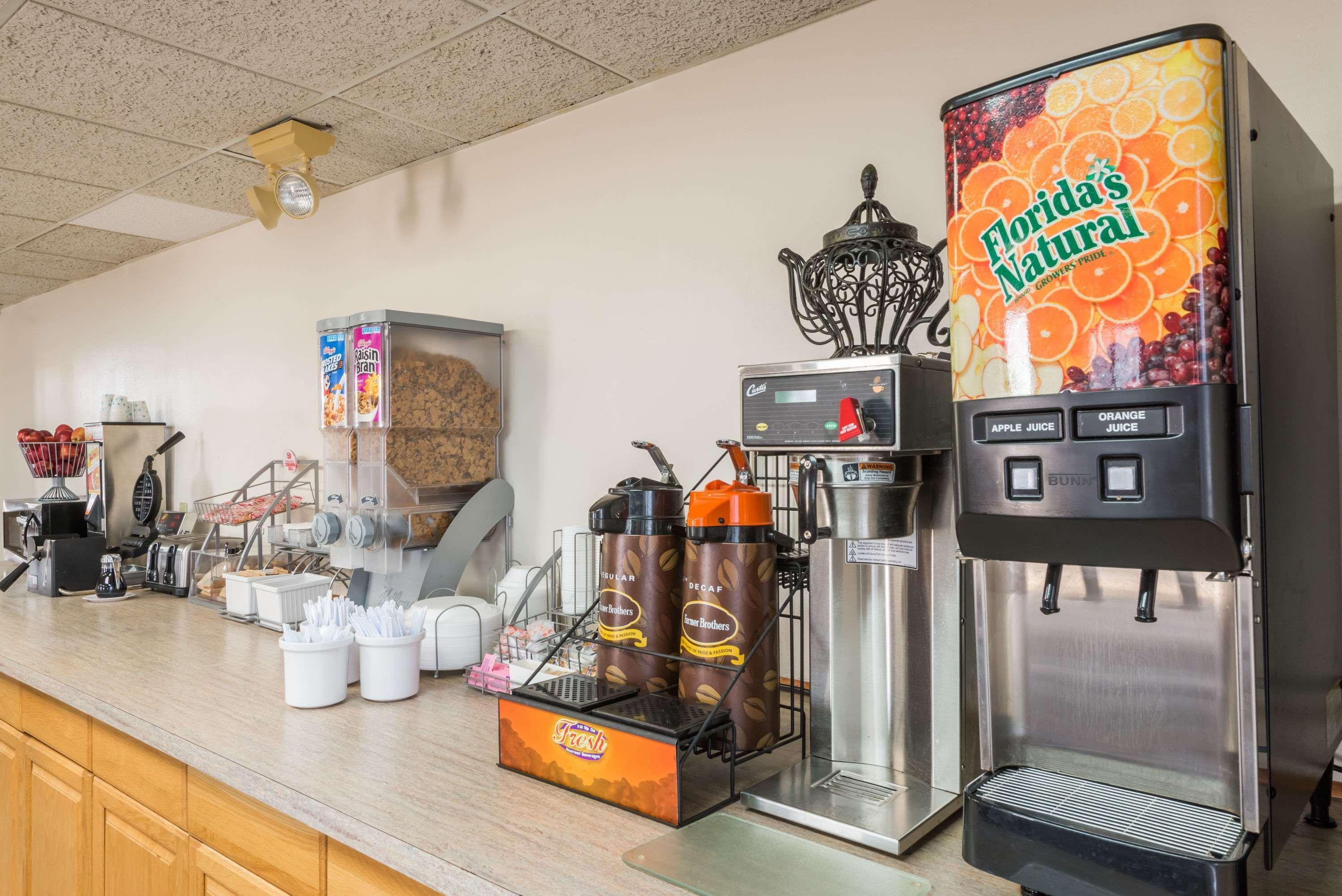 Hotel Super 8 By Wyndham Dayton S Area Oh 2*