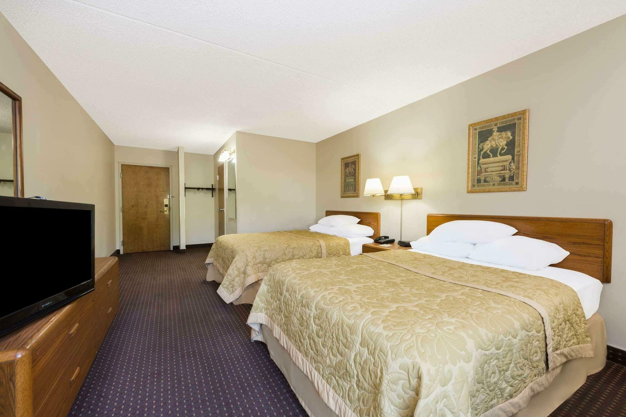 Hotel Super 8 By Wyndham Dayton S Area Oh